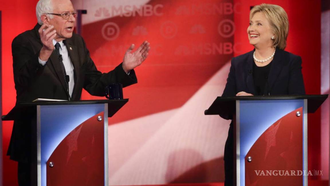 Hillary Clinton y Bernie Sanders cruzan reproches en un debate acalorado