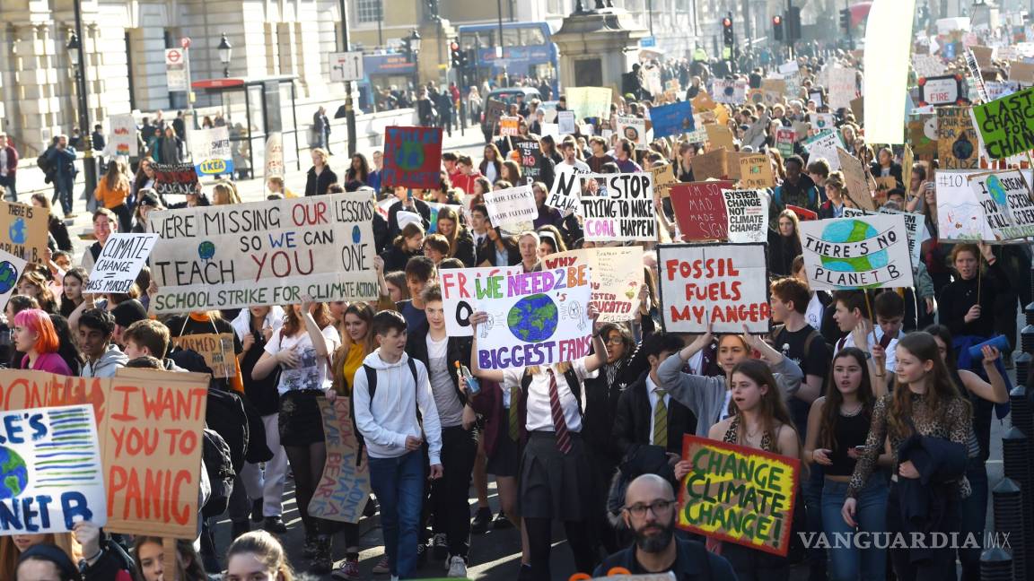 Miles jóvenes británicos toman las calles en protesta por el cambio climático