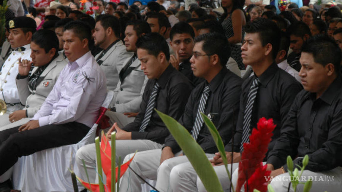 Hoy habría 43 maestros rurales recién graduados en Ayotzinapa, pero no: hay 43 jóvenes desaparecidos
