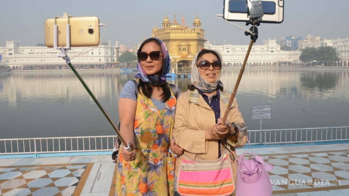Prohíben “selfies” en Mumbai, por accidentes mortales