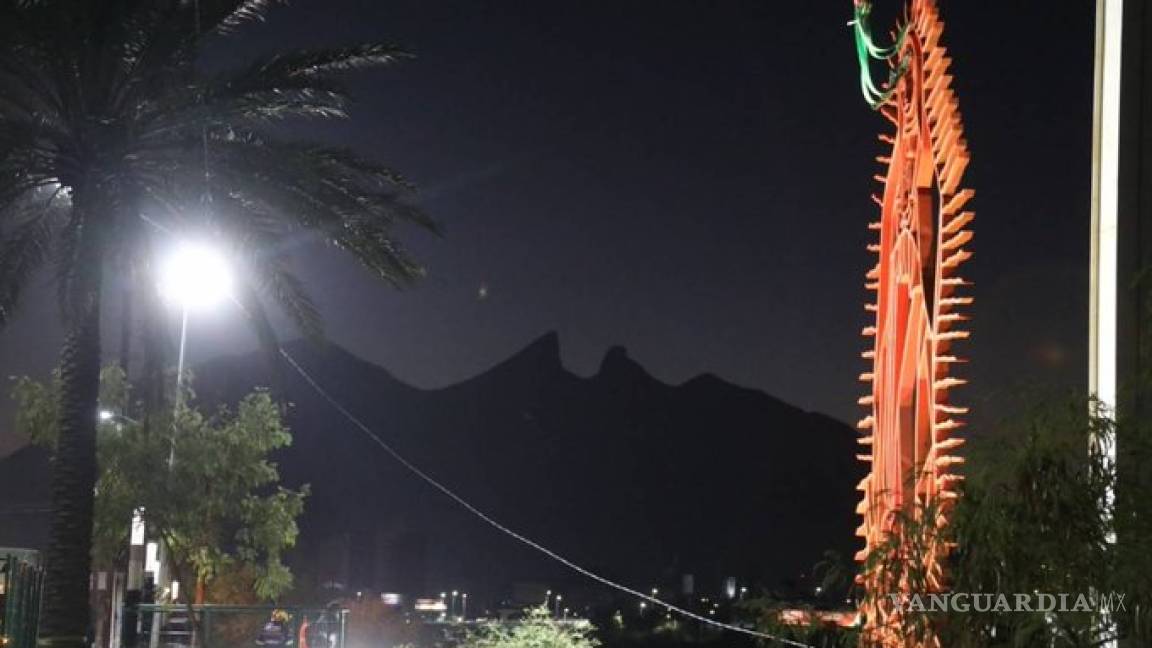 Vuelve a sus sitio la estructura de la Virgen de Guadalupe en el Río Santa Catarina