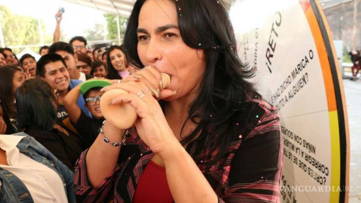 $!Delegada de Iztapalapa se vuelve viral por demostrar sus habilidades para colocar un condón