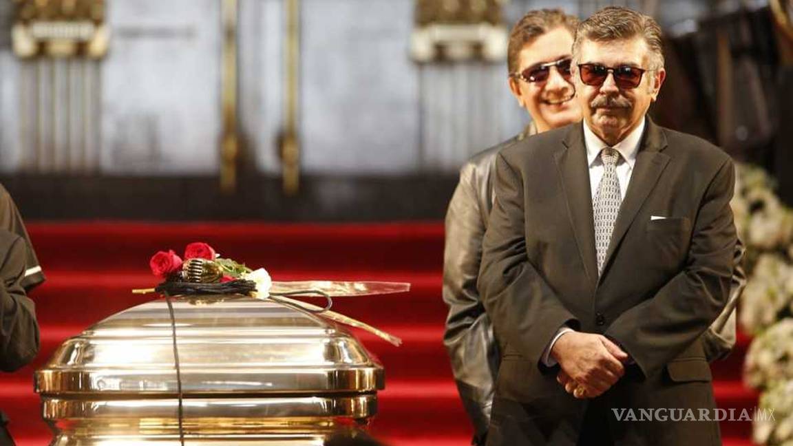 $!Laura Bozzo y los artistas que hicieron guardia a José José en su homenaje en Bellas Artes