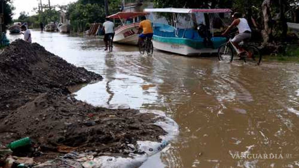 Dos muertos, 10 ríos desbordados y 70 mil sin luz en Veracruz