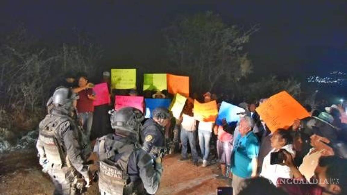 Desalojan a reporteros y activistas en bloqueo de desplazados de Guerrero