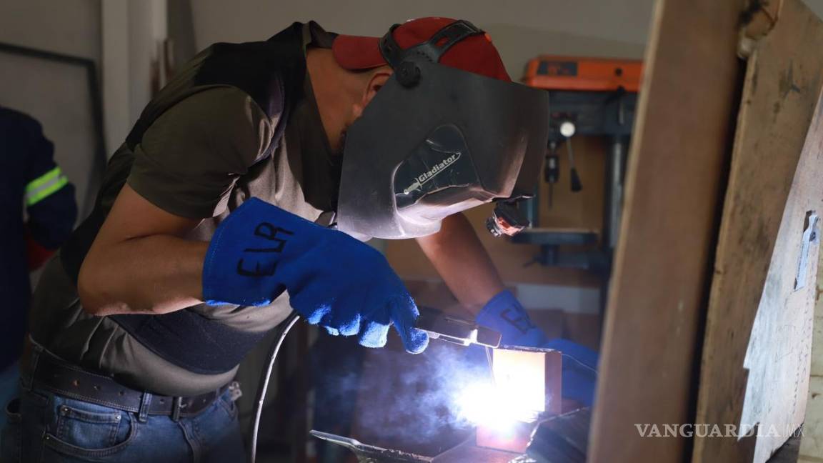 $!Participantes del taller de soldadura exhiben sus proyectos, ejemplificando la formación práctica proporcionada por el DIF Saltillo.