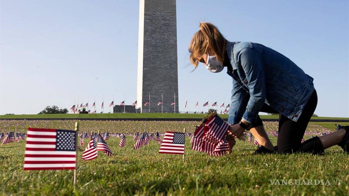 $!Miles de banderas de EU lloran a las 200 mil personas muertas por COVID-19 (fotogalería)
