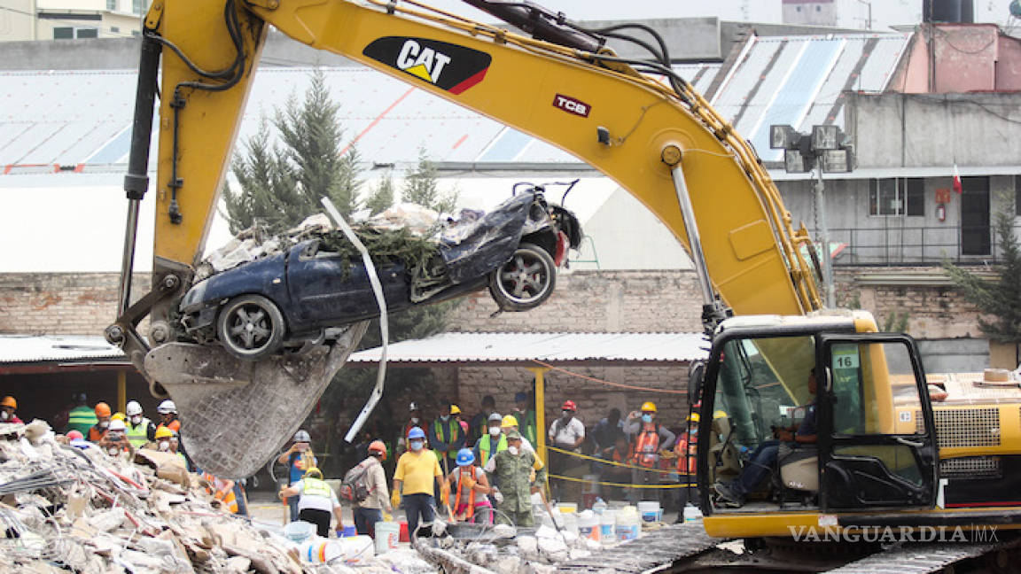 Nada se sabe de costureras que están entre escombros de fábrica del centro de la CDMX