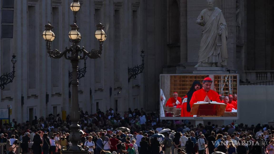 $!Fieles observan una pantalla que muestra imágenes de la procesión de cardenales a la Capilla Sixtina al inicio del cónclave para la elección del nuevo Papa.