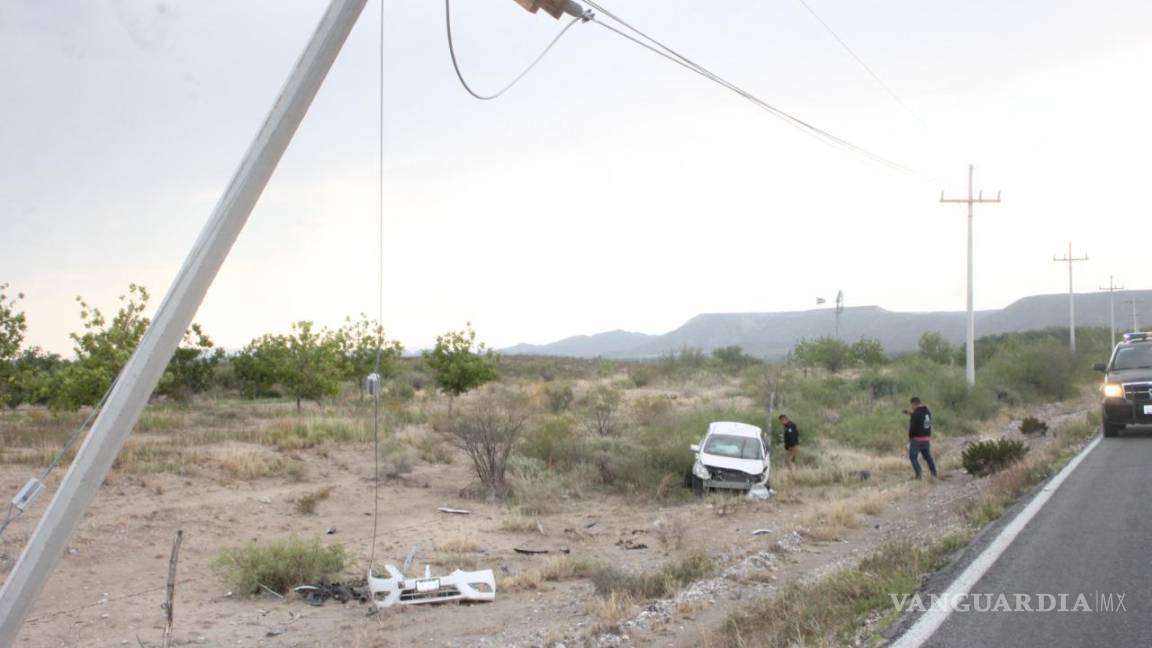 Por exceso de velocidad, se estampa contra poste de energía eléctrica en la Parras - General Cepeda