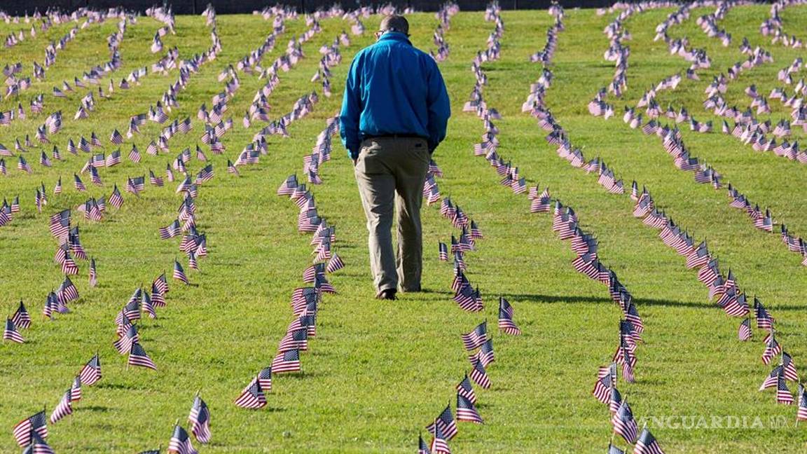 $!Miles de banderas de EU lloran a las 200 mil personas muertas por COVID-19 (fotogalería)
