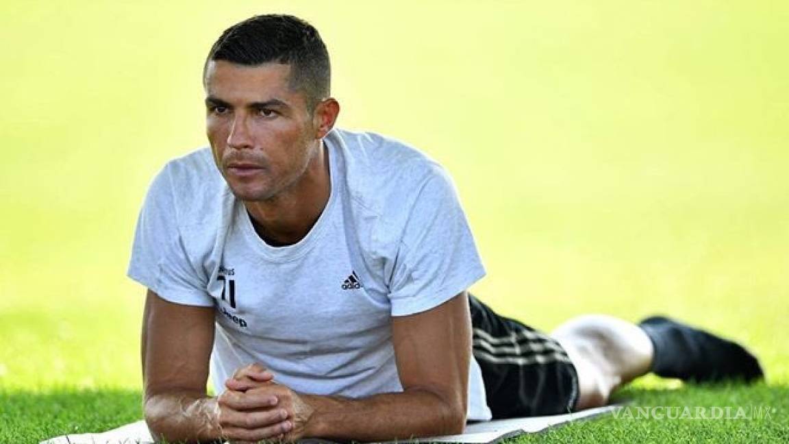 Cristiano Ronaldo llega descalzo a su primer día de entrenamiento con Juventus