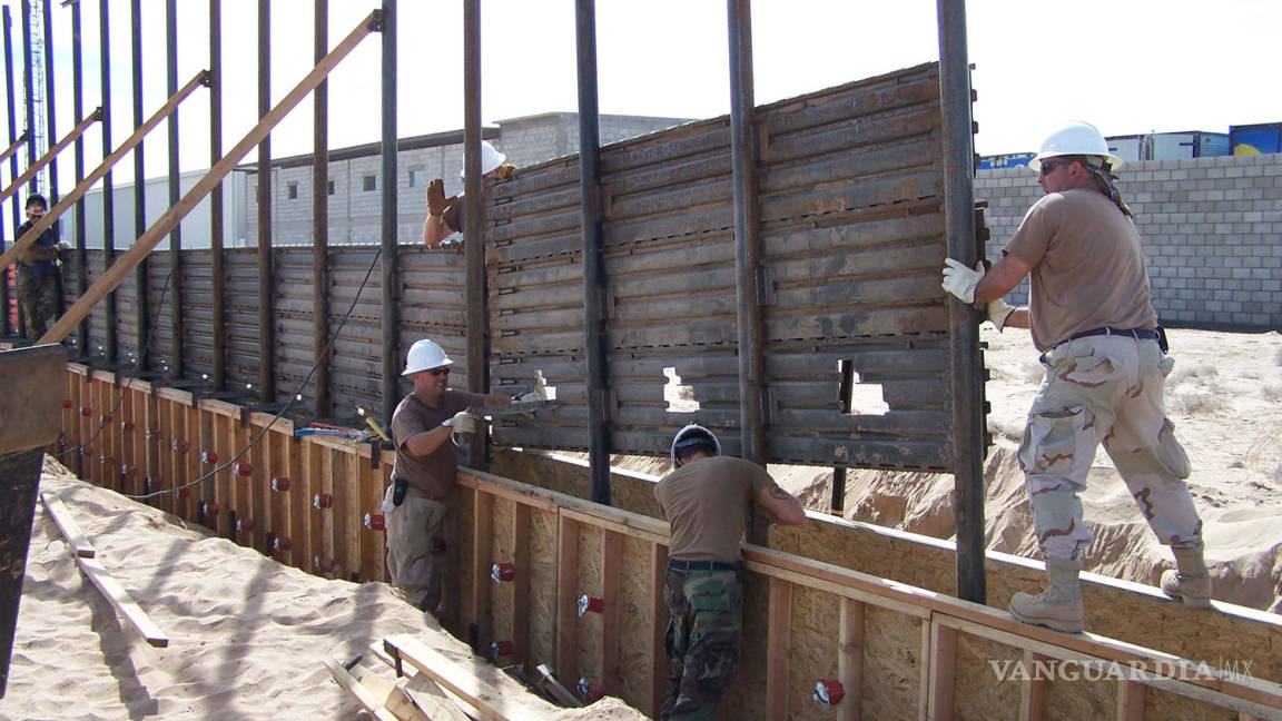 'Es un trabajo': Mexicano construye el muro en la frontera entre México y Estados Unidos