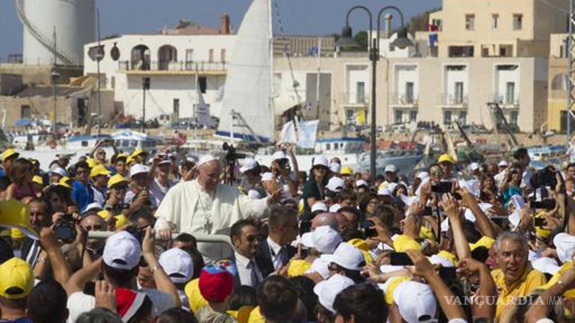 $!El papa Francisco saluda a los fieles mientras pasa entre la multitud durante su visita a la isla de Lampedusa, en el sur de Italia, el lunes 8 de julio de 2013.