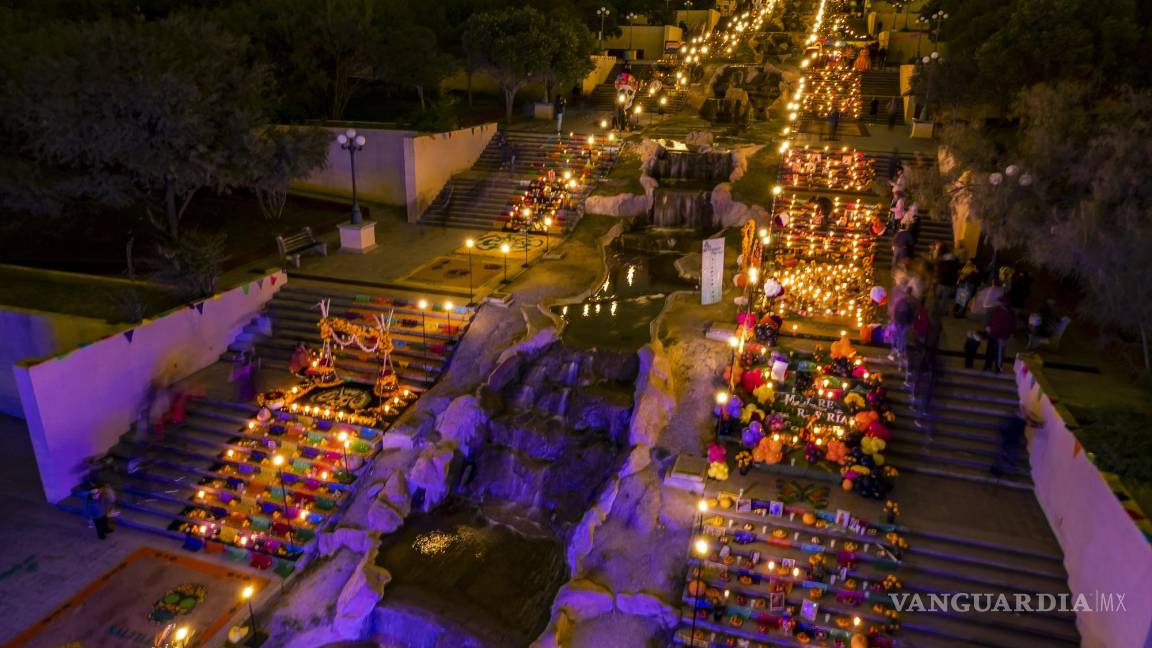 $!Gigantesco altar fue colocado en las escalinatas del parque Las Maravillas, en Saltillo.