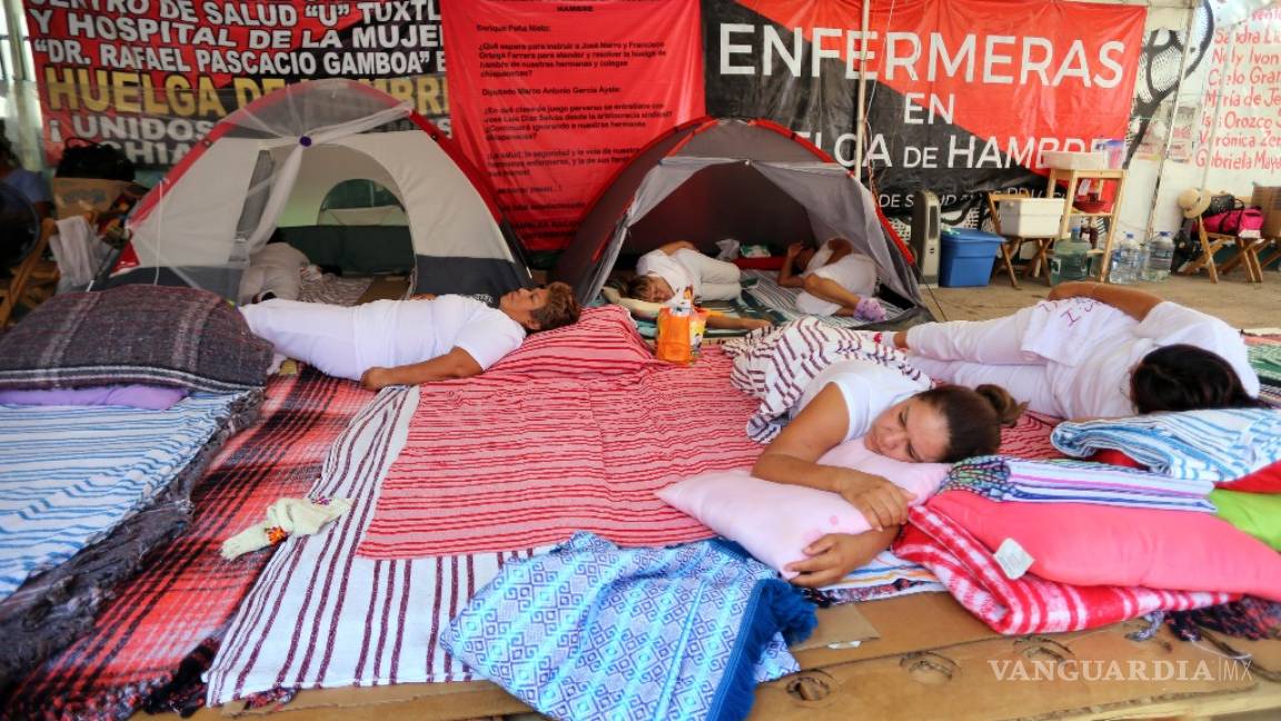 Enfermera en huelga de hambre en Chiapas es internada de urgencia