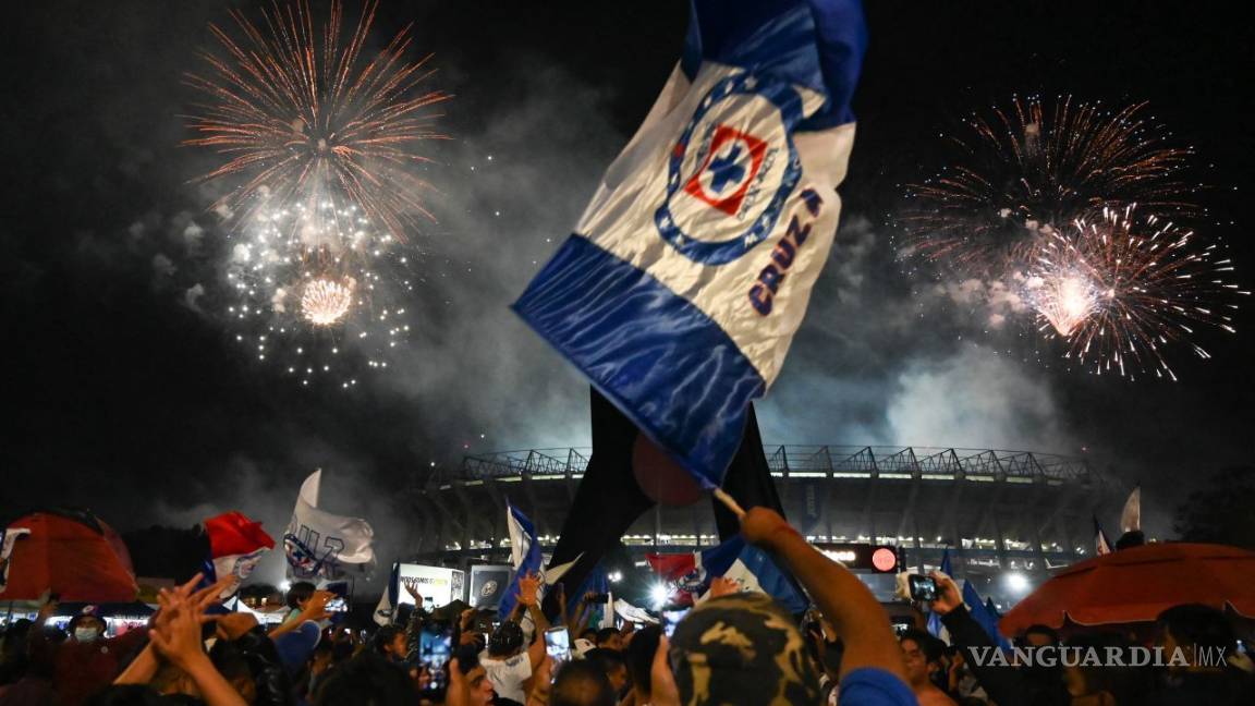 $!Después de 23 años en silencio, así celebran aficionados al campeón Cruz Azul