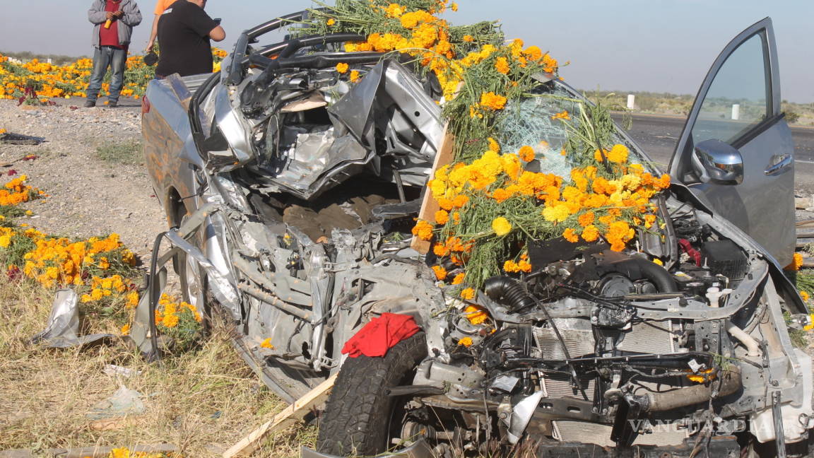 Muere tras chocar contra camión de flores de cempasúchil en la autopista Torreón-Saltillo