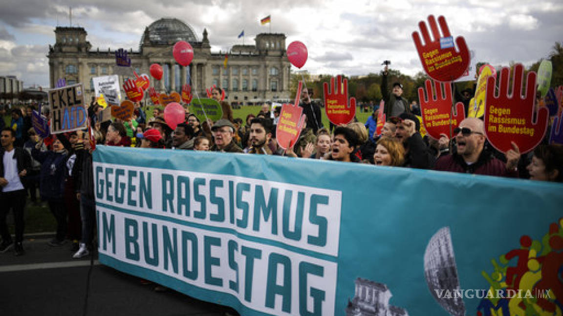 Miles protestan en Berlín por llegada de ultraderecha a Parlamento alemán