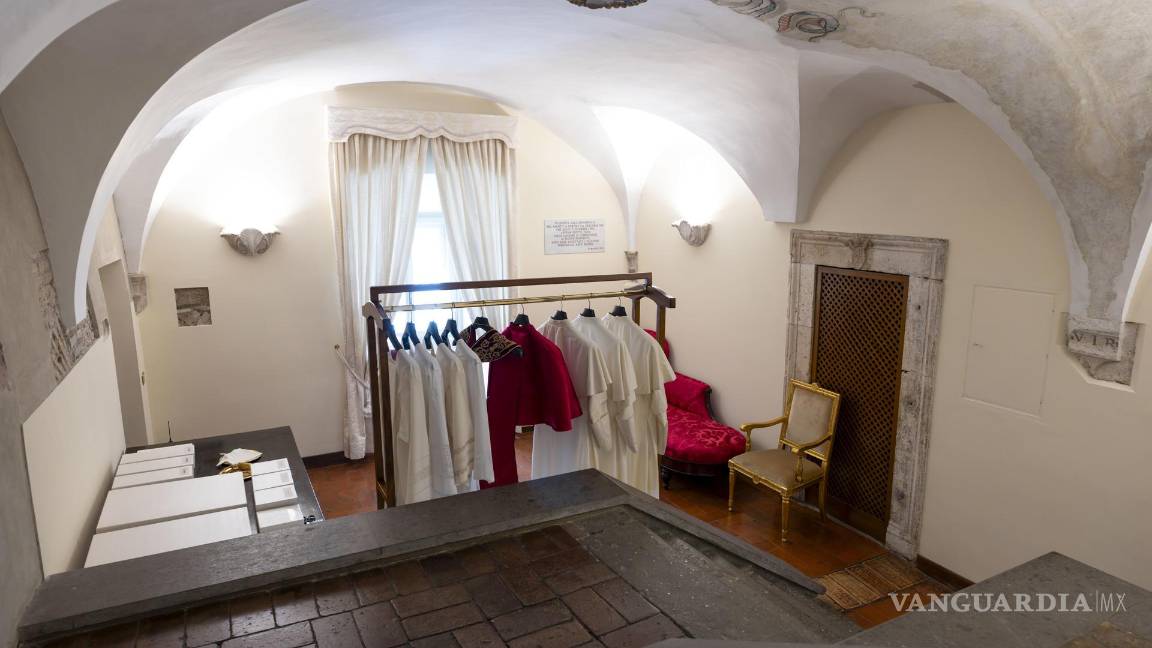 $!Una vez elegido. Ee papa electo se dirige a la sacristía o a la llamada “sala de las lágrimas”, donde se viste con los hábitos papales.