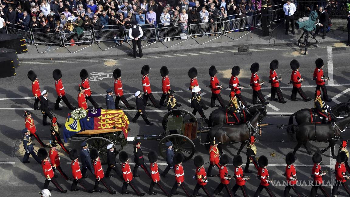 $!Miembros del público observan la procesión del ataúd de la reina Isabel II se traslada desde el Palacio de Buckingham a Westminster Hall en Londres.