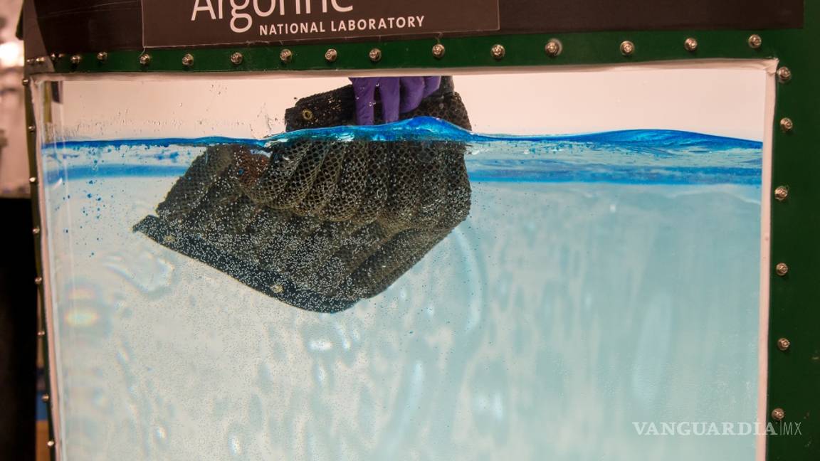 $!La óleo-esponja absorbe 90 veces su propio peso y extrae distintos tipos de petróleo