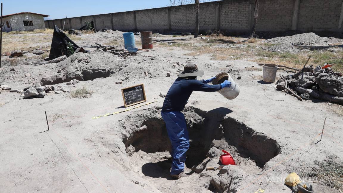 $!TEUCHITLÁN, JALISCO, 12 MARZO 2025.- La Fiscalía del Estado de Jalisco difundió unas imágenes de las prendas y zapatos que han sido localizados en el crematorio clandestino, ubicado dentro del rancho Izaguirre Ranch, hasta el momento no han dado una cifra de cuántas personas pudieron ser asesinadas en el lugar. Este campo de exterminio como lo ha calificado el Colectivo Guerreros Buscadores de Jalisco, quienes fueron los encargados de dar a conocer los hechos que sucedieron en el lugar, han denunciado que ya habían dado indicios de lo que sucedía pero que las autoridades estatales fueron omisas.