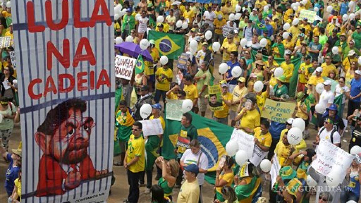 Brasileños protestan contra gobierno de Rousseff