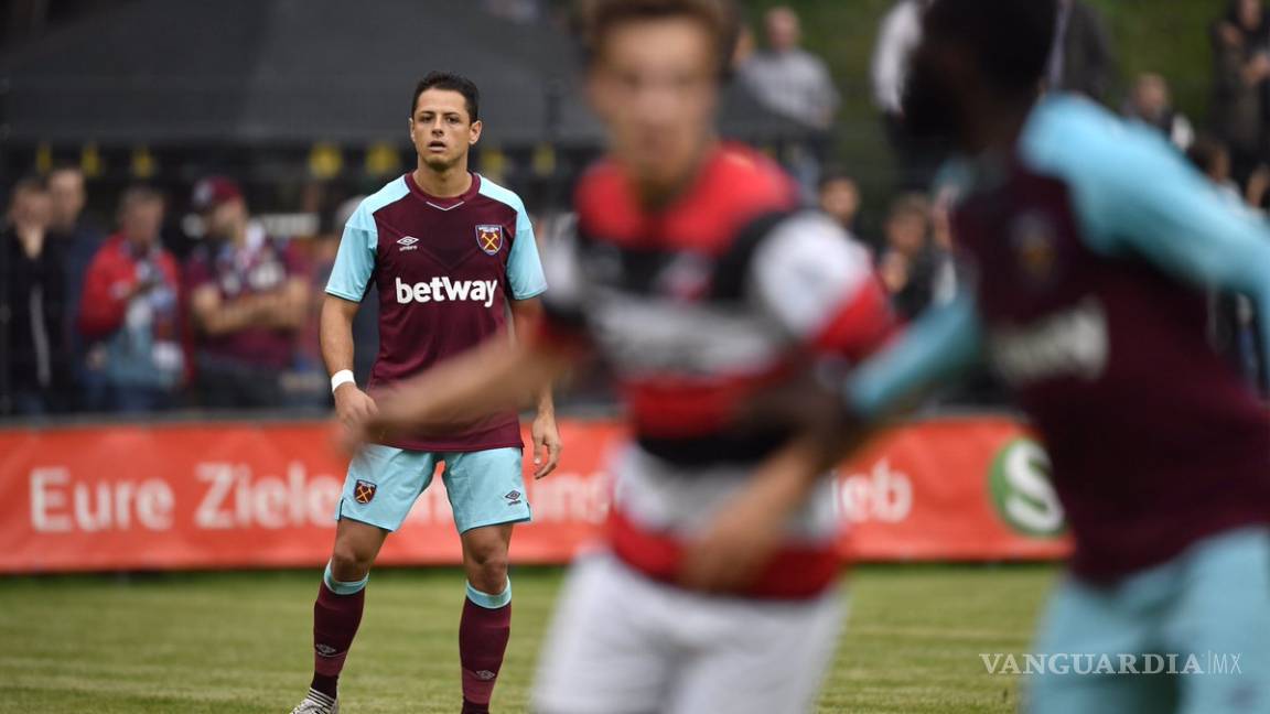 &quot;Chicharito&quot; lleva más novias que goles oficiales con el Tri en 2017