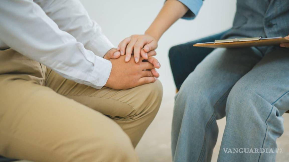 $!El conversatorio destacó signos de riesgo como aislamiento, cambios de ánimo y conductas impulsivas que requieren atención inmediata.