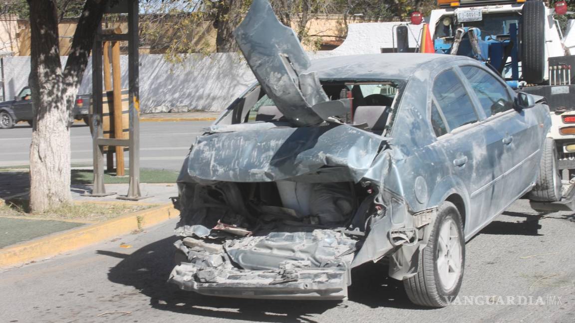 Conductor ebrio choca contra un vehículo estacionado en Parras