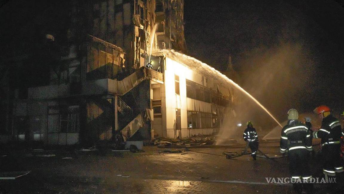 $!Bomberos trabajan para extinguir un incendio en un hotel en el puerto marítimo después de un ataque con cohetes rusos en Odesa, Ucrania.