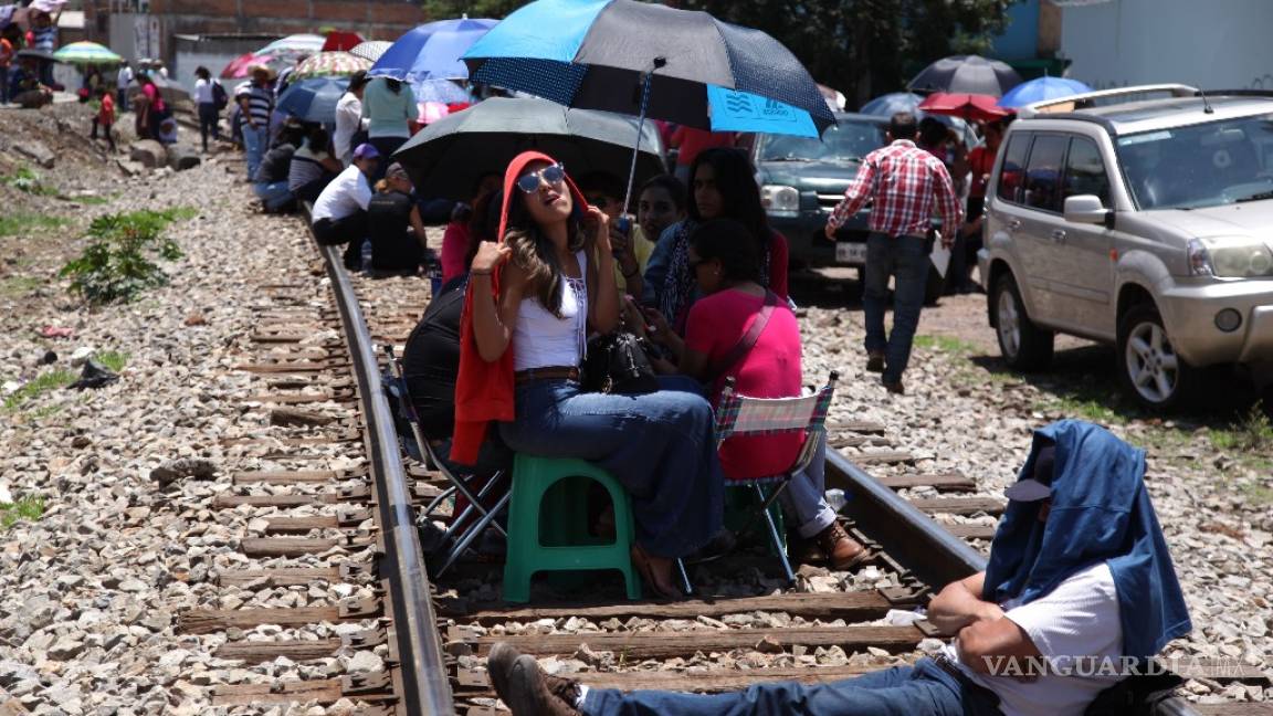 La CNTE vuelve a liberar vías en Lázaro Cárdenas, pero bloquea otras