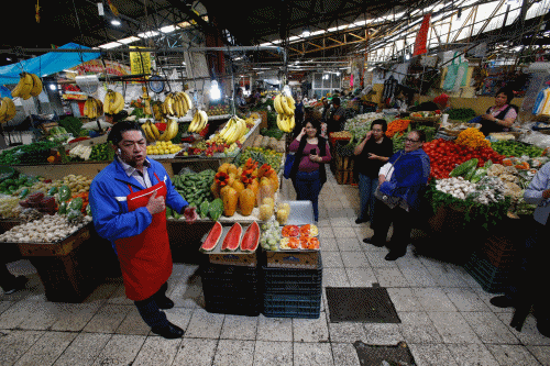 $!Entre aguacates, tomates y cebollas, cantantes de ópera amenizan las compras en mercados en la Ciudad de México