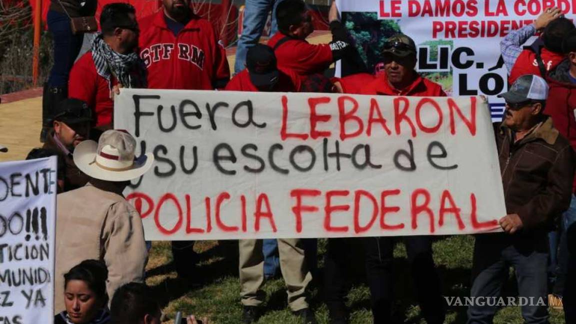 Protestaron contra la familia LeBarón durante gira de AMLO por Chihuahua