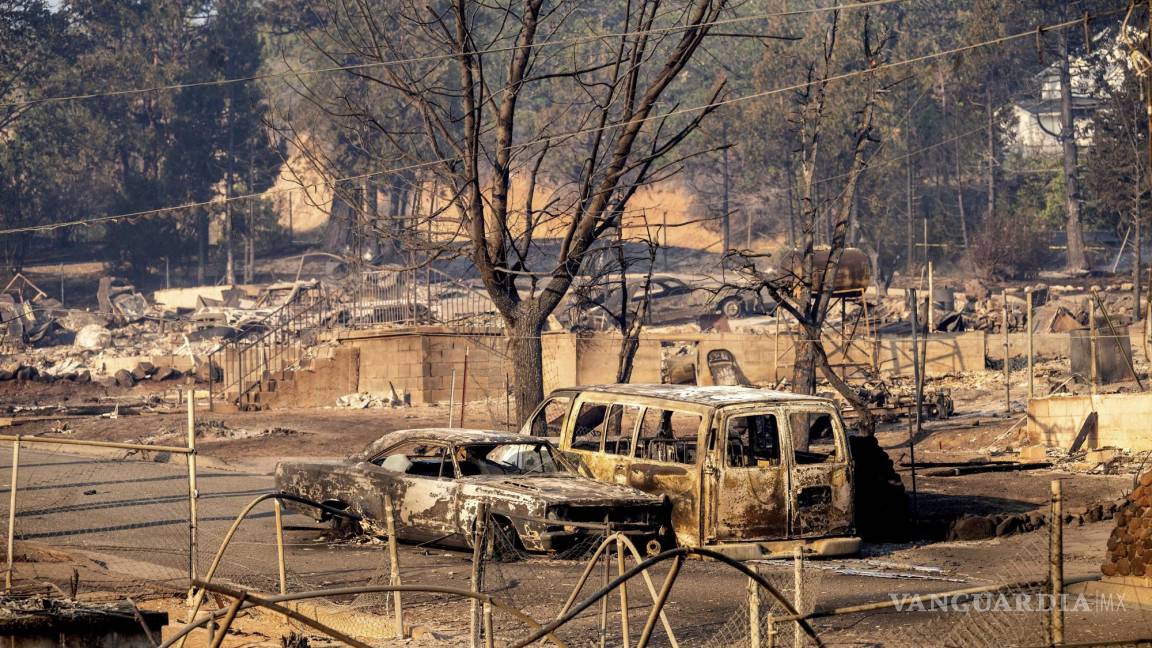 Arrasa con un poblado incendio en California