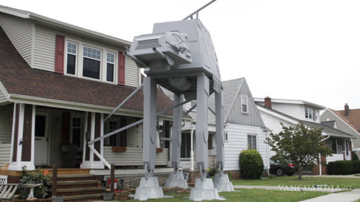 Vecino de Ohio replica en su jardín un transporte acorazado de &quot;Star Wars&quot;