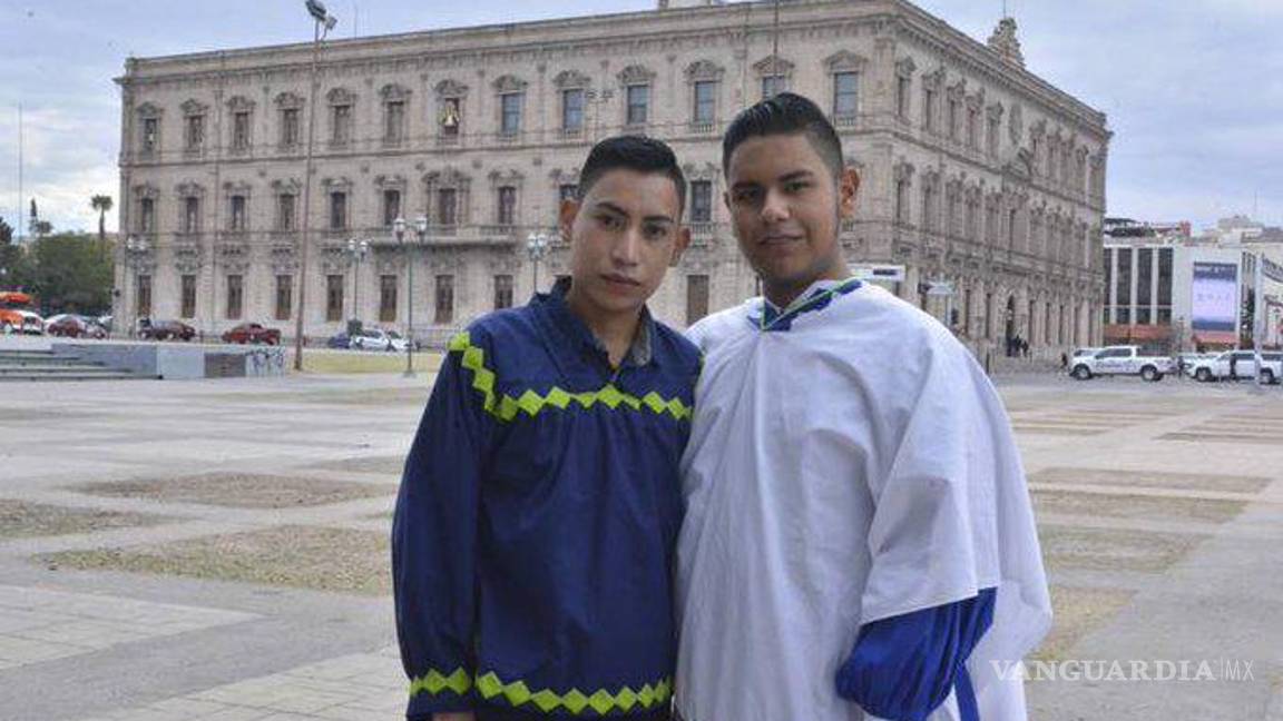 $!Se casó la primera pareja gay rarámuri en Chihuahua
