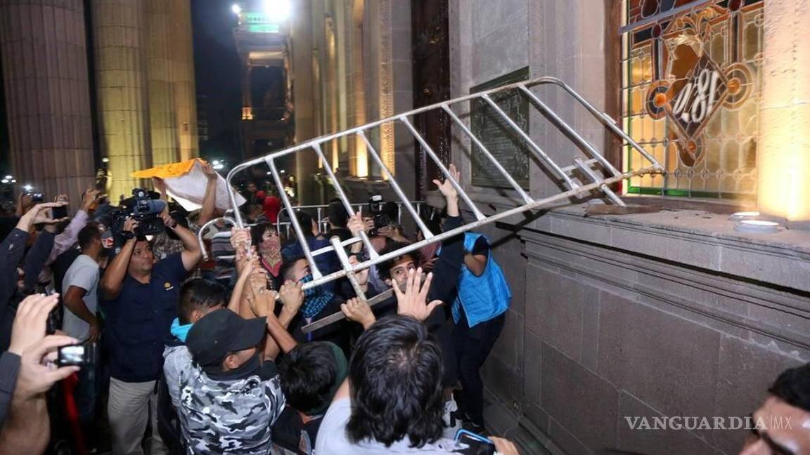 $!32 detenidos y 6 lesionados es el saldo final por protestas en Nuevo León