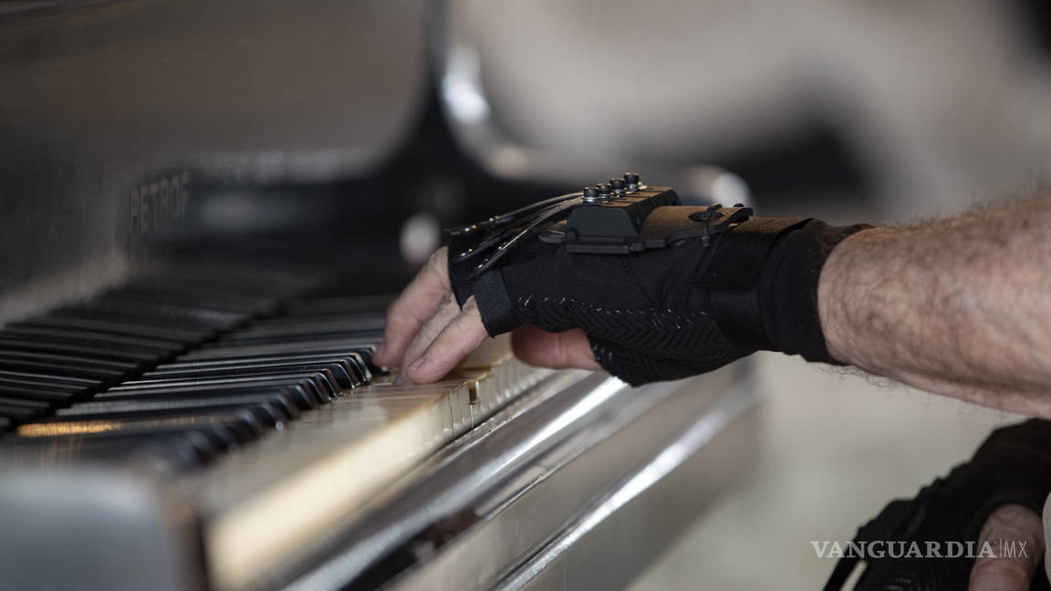 João Carlos Martins, un aclamado pianista vuelve a tocar gracias a unos guantes “mágicos”