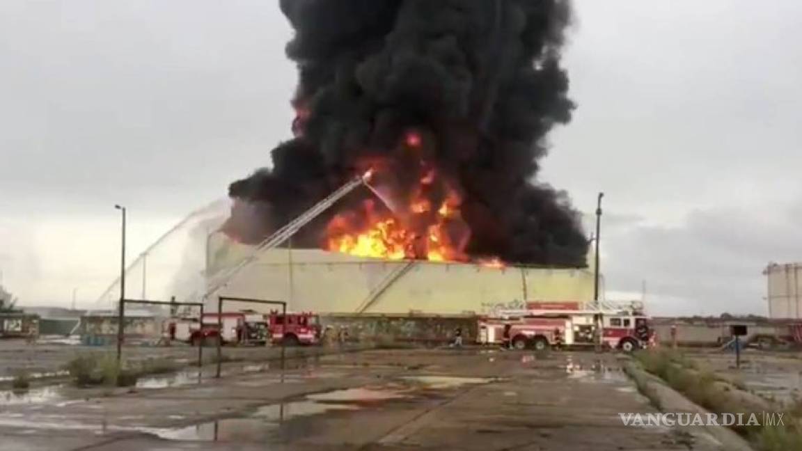 Tanque de combustible se incendia en el complejo Pajaritos de Pemex; no se reportan heridos
