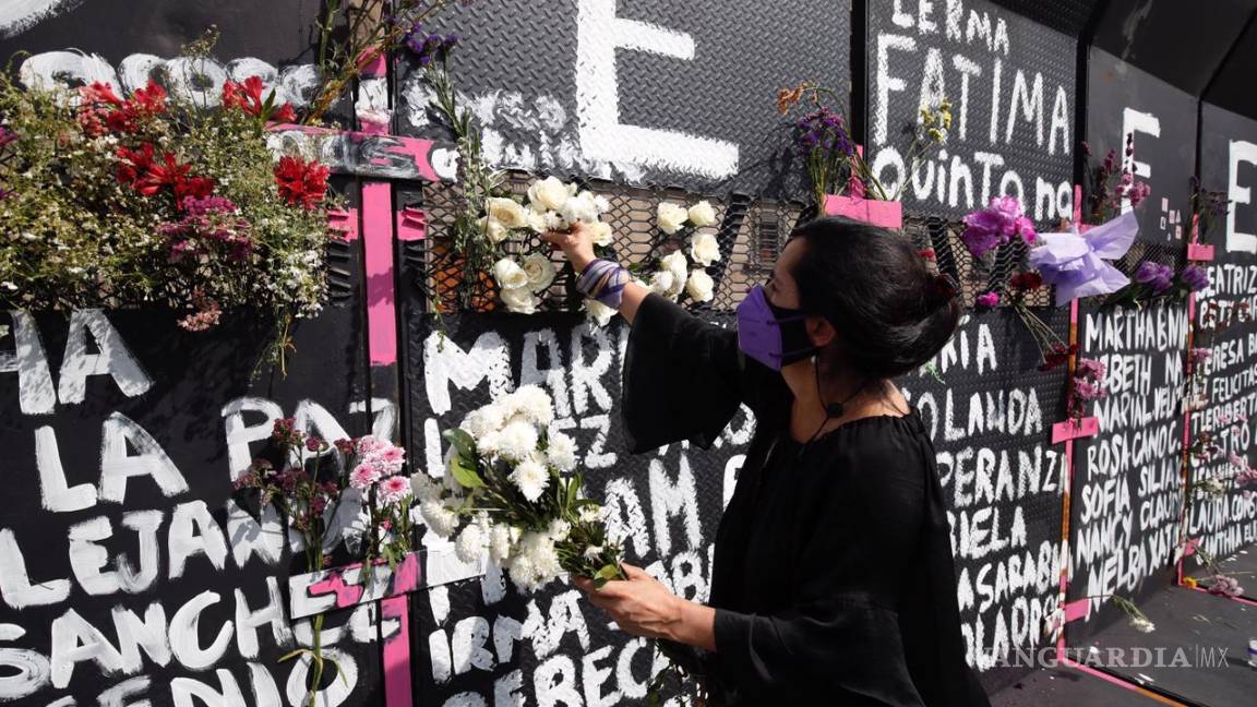 $!Ponen flores en la valla que protege Palacio Nacional