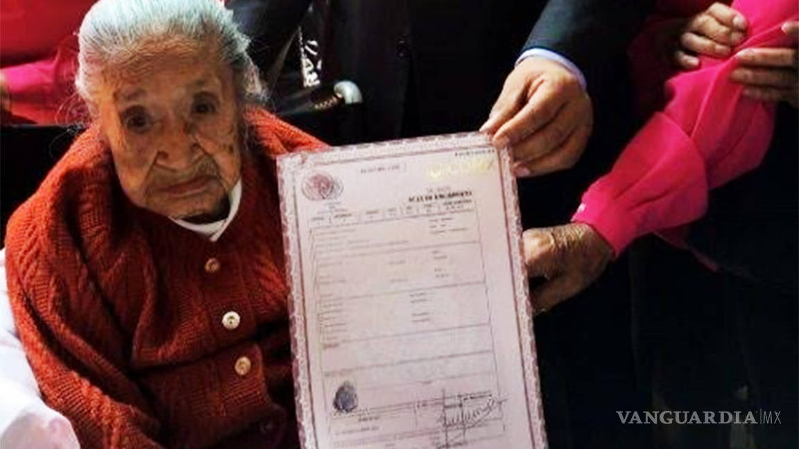 Fallece mujer de 117 años quien recibió ayer su acta de nacimiento