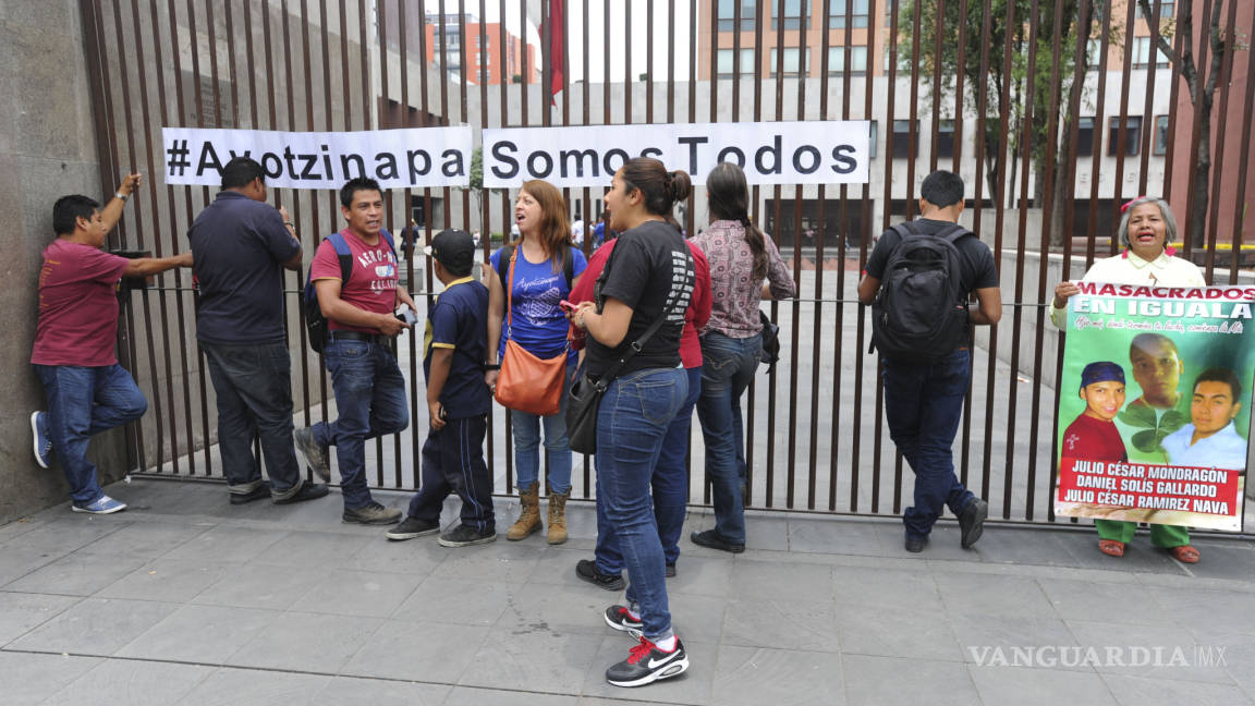 Padres de los 43 hacen plantón en la SRE; buscan diálogo con Claudia Ruiz Massieu