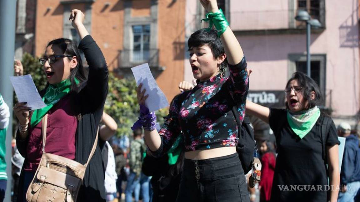 Feministas y fieles se enfrentan junto a la Catedral Metropolitana