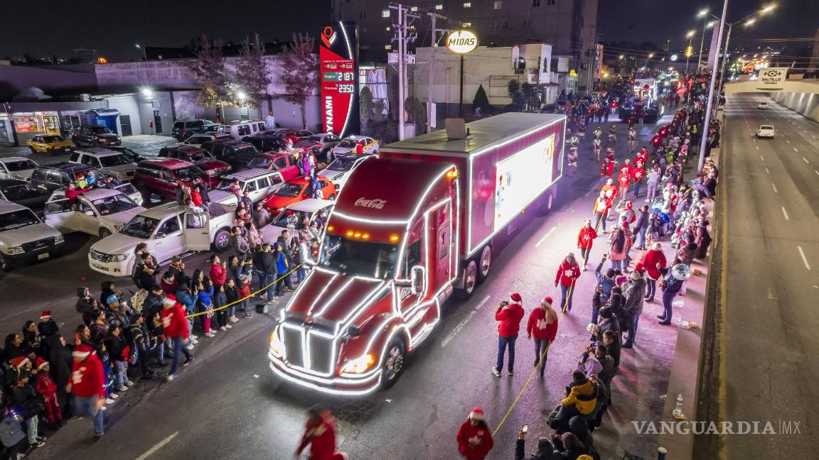 $!Disfrutan saltillenses de Caravana Coca Cola 2023