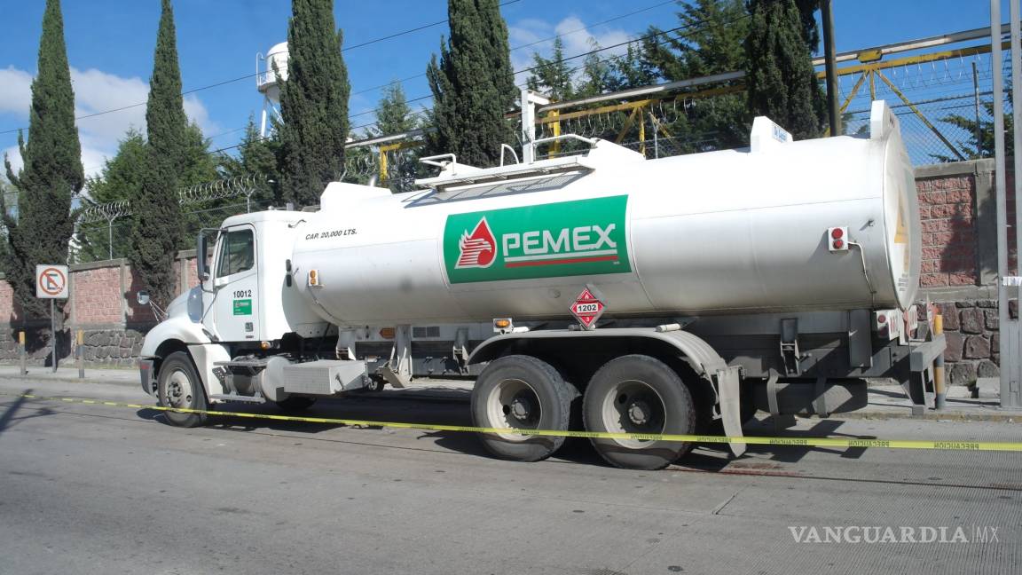 Dispone Pemex de mil 485 pipas para distribuir combustibles