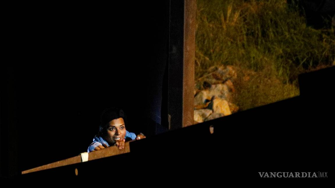 $!Más familias cruzan ilegalmente a San Diego