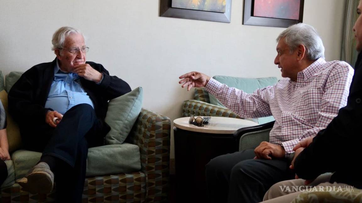 AMLO se reúne con Noam Chomsky en Sonora