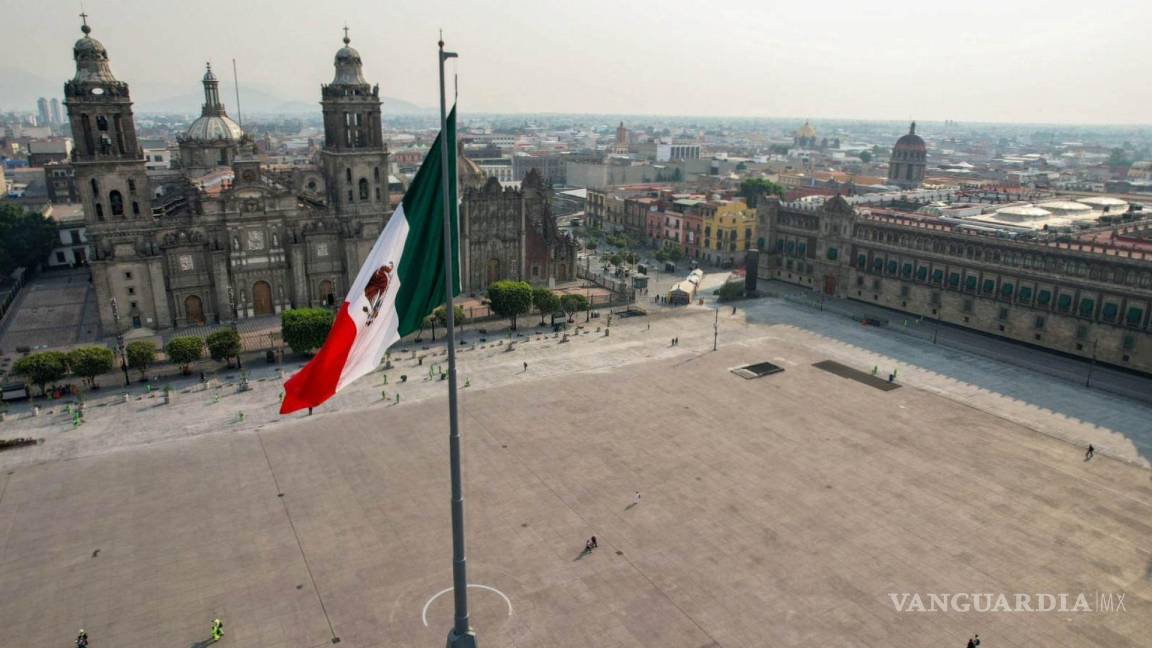 ‘Obrador no tiene palabra’: critican ante ausencia de la bandera nacional en el Zócalo, previo a ‘Marea Rosa’